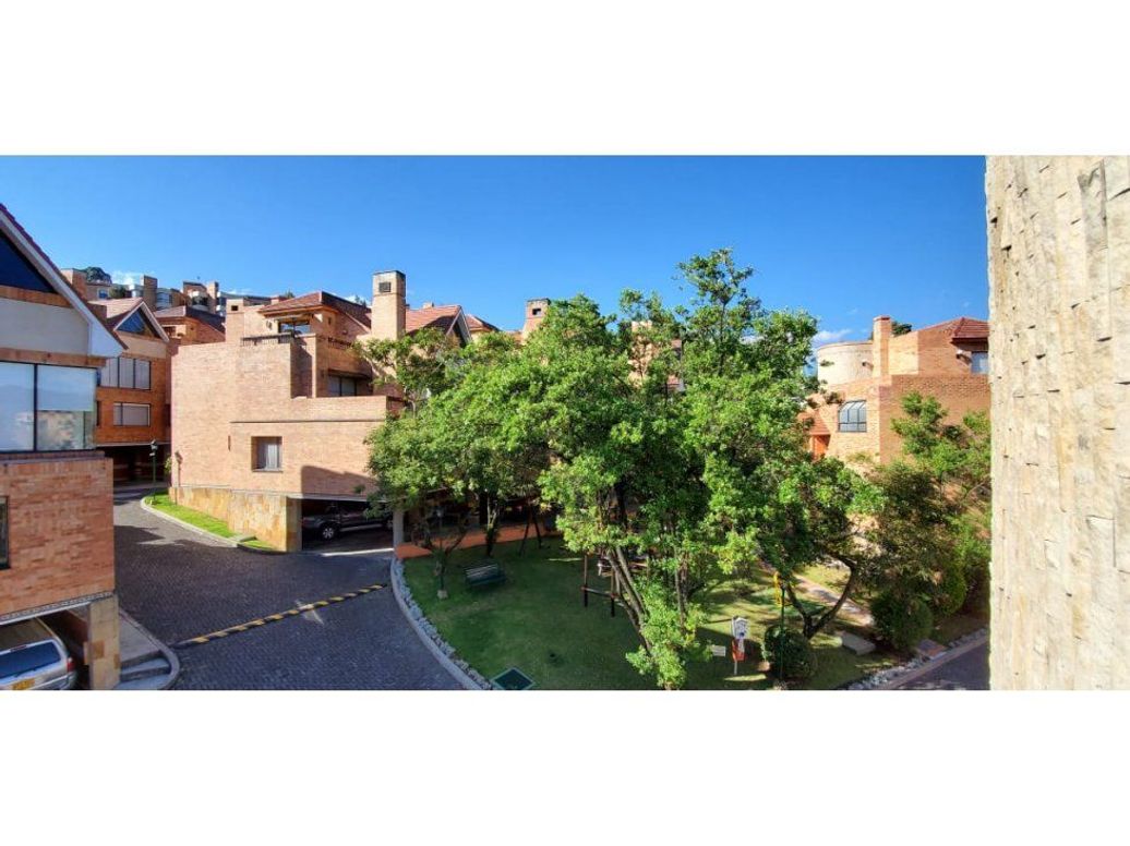 Casa de 3 alcobas en venta en Gratamira, Bogotá, 300 m² · foto 2 de 20