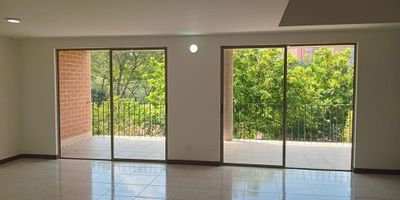 Casa en arriendo y venta en unidad cerrada cerca a centros comerciales, restaurantes, servicios complementarios y rutas de transporte publico. Piso en ceramica y madera, tres niveles, chimenea, sala comedor, estudio, biblioteca, 4 alcobas con baño en cada una, tina, cocina integral cerrada, balcon, terraza, jardín y 2 parqueaderos cubiertos. Piscina, gym, sauna, parque infantil, placa polideportiva, cancha de squash, zonas verdes, vigilancia 24 horas, citofonia y circuito cerrado de tv.   Inmuebles sujetos a verificación de disponibilidad.