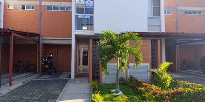 Casa duplex en condominio, con 120 M 2², consta de sala-comedor, 3 alcobas con closet, alcoba principal con baño y 2 baños sociales, cocina integral a gas, patio de ropas con instalación de lavadora, garaje doble descubierto. El condominio cuenta con portería, citófono, recepción, salón social, piscina, zonas verdes y juegos infantiles.