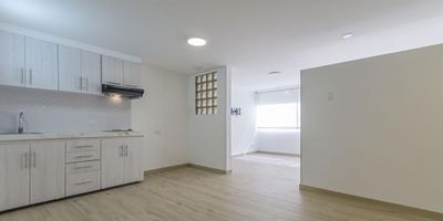 Tenemos para arriendo este cómodo apartamento de una alcoba ubicado en el Parkway de La Soledad.  Cuenta con un baño, cocina integral, modernos acabados y excelente luz natural.   Con una ubicación privilegiada, este apartamento con vista exterior, está en un sector tradicionalmente residencial, pero con acceso a comercio, restaurantes y una oferta cultural interesante.  Definitivamente es uno de los mejores sectores de Bogotá.