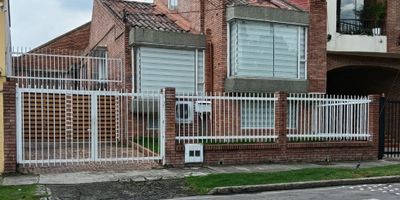 DC ¡Oportunidad en Pontevedra! ? Casa Interior 1

Vive en un sector residencial consolidado del norte de Bogotá.
Esta Casa en Pontevedra está rodeada de zonas verdes, centros comerciales, vías principales y excelente acceso a transporte público. Ideal para quienes buscan amplitud, ubicación estratégica y una excelente relación calidad-precio

CASA INTERIOR No.1  Entrada compartida con casa vecina
?️ Precio de venta: $880.000.000 --- Arriendo: $ 5.000.000
? Área construida: 200 m²
?️ 5 habitaciones
? 3 baños
? Cocina integral y estudio + altillo amplio.
? Antigüedad: 35 años
? No remodelado (ideal para personalizarlo a tu gusto)e

Parquedeadero con servidumbre para dos vehiculos.

¡Una excelente opción para vivir o invertir en el norte de Bogotá!

Contáctanos para más información o agendar una visita:
? WhatsApp: 319 2532417
? www.bogotarealestate.com.co
? Síguenos: @bogota.real.estate

 
