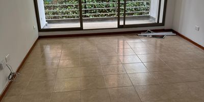 Espectacular Apartamento está disponible para Arriendo. Ubicado en el barrio LA AGUACATALA de la ciudad de Medellín. Cuenta con 3 habitaciones, 2 baños y 2 parqueaderos. El área construida es de 93.00 m². Estrato: 6. 