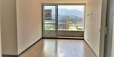Espectacular Apartamento está disponible para Arriendo. Ubicado en el barrio SIMESA de la ciudad de Medellín. Cuenta con 3 habitaciones, 2 baños y 1 parqueaderos. El área construida es de 72.00 m². Estrato: 6. 