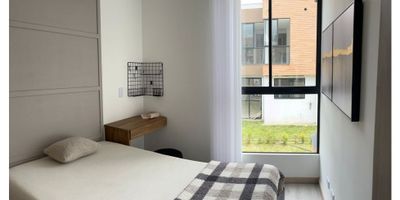 ? ¡Casa Campestre en La Florida para Arrendar | Condominio!

Disfruta de la paz y comodidad de vivir en una casa campestre ubicada en el exclusivo condominio de La Florida, Villamaría. Ideal para familias que buscan un entorno tranquilo y moderno.

? Espacios Amplios y Funcionales: Con un área construida de 95 m² en un terreno de 100 m², esta casa de dos niveles cuenta con una sala comedor, tres habitaciones con clóset, un estudio y tres baños, incluyendo uno en la habitación principal. La distribución está diseñada para ofrecer comodidad y funcionalidad en cada rincón.

?️ Comodidades de la Casa: La cocina integral está equipada con todas las facilidades necesarias. Además, la casa dispone de gas domiciliario y calentador, garantizando un ambiente confortable. El balcón, la terraza y el patio son perfectos para disfrutar del aire libre. Los suelos de cerámica/mármol añaden un toque elegante y son fáciles de mantener.

? Comodidad y Seguridad: La casa incluye un garaje descubierto y una zona de parqueo, proporcionando suficiente espacio para tus vehículos. El conjunto cerrado cuenta con portería y vigilancia, asegurando la tranquilidad y seguridad de los residentes.

? Amenidades del Condominio: Disfruta de una variedad de amenidades, como salón social, canchas deportivas y una piscina. Estas instalaciones son ideales para actividades recreativas y sociales sin salir del condominio.

? Ubicación Estratégica: Situada en un estrato 4, la casa se encuentra en una zona residencial con acceso pavimentado, rodeada de zonas verdes que brindan un entorno natural y relajante. La ubicación campestre ofrece la tranquilidad del campo con la conveniencia de estar cerca de la ciudad.

? Servicios y Características Adicionales: La casa cuenta con servicios de agua, electricidad, y doble ventana para un mejor aislamiento acústico y térmico. La zona de lavandería es práctica y bien ventilada, y el acceso pavimentado facilita la mo