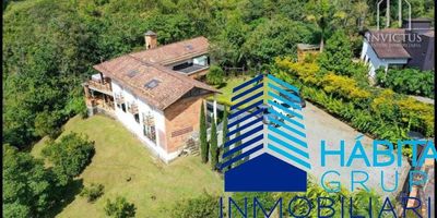 Vende finca en sabaneta sector la Doctora  Primer piso: Dos Salas, comedor, alcoba principal con baño, cocina integral,alcoba servicio con baño, alcoba conductor con baño, baño social, terraza,patio, jacuzzy.Segundo piso: alcoba principal con baño y Vestier, 3 alcoba auxiliares cada unacon baño, sala, piso tableta y medera , área lote 4.000 metros y construida 450 metros.