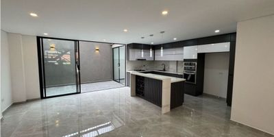 Esta espectacular casa en venta se encuentra en Rionegro, un municipio en el departamento de Antioquia. Con una amplia área de 220 metros cuadrados  esta propiedad  ofrece espacio privado para que tú y tu familia puedan disfrutar al máximo.

Con 4 cómodas y espaciosas alcobas, cada una con su propio baño, esta casa es ideal para familias grandes o para aquellos que buscan un espacio adicional para recibir visitas. Además, cuenta con un garaje para un vehículo, lo que te brinda la tranquilidad de tener un lugar seguro donde estacionar tu automóvil.

Pero eso no es todo, esta casa también tiene características internas que la hacen aún más atractiva. Por ejemplo, es amigable con las mascotas, así que no tendrás que preocuparte por dejar a tu querida mascota en otro lugar. También cuenta con un amplio balcón, y terraza en la habitación principal,perfecto para disfrutar del aire fresco y las hermosas vistas del entorno.

Otras características internas incluyen un baño auxiliar, ideal para los invitados; un baño en la habitación principal para mayor comodidad y privacidad; un calentador para que siempre tengas agua caliente;  vestier integrados para mantener tus pertenencias organizadas; y una moderna y funcional cocina integral.

El interior de la casa también cuenta con pisos de cerámica brindándole un toque de elegancia y durabilidad a la propiedad. Además, al ser una casa unifamiliar, no tendrás que preocuparte por molestar o ser molestado por vecinos ruidosos. También tiene una zona de lavandería para mayor comodidad y un acogedor piso laminado para garantizar el máximo confort en tus pisadas.

Además de sus increíbles características internas, esta casa también goza de una ubicación privilegiada. Con acceso pavimentado, podrás llegar a ella fácilmente en cualquier época del año. Se encuentra cerca de centros comerciales, lo que significa que tendrás todo lo que necesitas a solo pocos minutos de distancia.

También está 