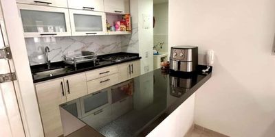 VENTA En el corazón de la ciudad, se encuentra este encantador apartamento de 2 habitaciones y 2 baños, con una distribución inteligente que maximiza sus 58 metros cuadrados. Con una ubicación privilegiada y vistas impresionantes, este hogar ofrece comodidad y estilo. El espacio cuenta con 1 parqueadero y una atmósfera acogedora que invita a relajarse y disfrutar de la vida urbana. Con acabados de alta calidad y una atención meticulosa a los detalles, este apartamento es el lugar perfecto para quienes buscan un estilo de vida sofisticado y conveniente. ¡Bienvenido a tu nuevo hogar! Katalina cardona  3008009649