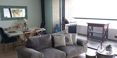 Amplio apartamento en arriendo en Envigado, Antioquia, ubicado en el barrio El Chinguí. Este inmueble de 154 m² construidos ofrece un espacio confortable con 2 habitaciones y 3 baños. Dispone de 2 parqueaderos, brindando mayor comodidad. Con 5 años de antigüedad, este apartamento representa una excelente opción en arriendo en una zona residencial. Su canon es de $8,350,000. Interesado en este apartamento en El Chinguí, Envigado? Contáctenos para más información vía whatsapp, quiero que me contacten o ver teléfonos.