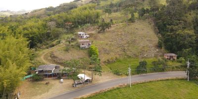 Descubre tu oasis personal en Calima: una finca de ensueño con 447 m² de pura magia. El estadero de dos plantas te invita a crear momentos inolvidables y oportunidades de negocio. Imagina las risas en la sala al aire libre de la casa principal, el descanso en sus acogedoras habitaciones, y la privacidad de la casa de arriba para tus invitados.

Lo mejor: ¡ya genera ingresos! El negocio actual en el estadero es tu boleto a la libertad financiera. Esta finca no es solo un hogar, es un estilo de vida y una inversión inteligente.

No dejes que este tesoro se escape. Tu futuro te espera en Calima. ¿Listo para escribir tu propia historia de éxito? Contáctanos ahora y haz de este sueño tu realidad. ¡La vida que siempre has deseado está a solo una llamada de distancia!