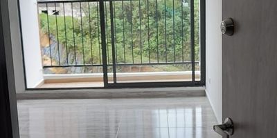 Se vende apartamento en Edificio Panorama Austral Rionegro
Estrato 3, Area 54mts2, Sala Comedor, Cocina integral con Estufa y extractor, 2 Alcobas, 1 bano social, 1 bano en alcoba principal, Balcon, 1 closet, 1 vestier, Zona de ropas, Parqueadero, Red de gas, calentador.
