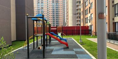 Apartamento  venta ciudad salitre, excelente ubicación con buenas vías de acceso y trasporte a pocas cuadras de la av. Boyaca, cl. 26 , av. 68, cerca de centros comerciales como multiplaza, salitre plaza , gran estación, en conjunto cerrado que cuenta con vigilancia privada las 24 horas, ascensor, parque infantil, recepción y a futuro habrá piscina para niños y adultos , terrazas bbq en el futuro piso 24, apartamento en piso 20 con que consta de 2 habitaciones la principal con closet de pared a pared, sala comedor , baño con ducha con calentador a gas , cocina integral a gas natural , lavadero, parqueaderos comunales con costo adicional. Nuestra firma respalda su inversión.