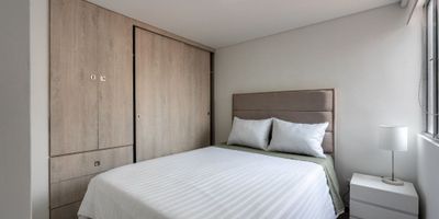 ¡No dejes escapar esta increíble oportunidad de vivir con comodidad y elegancia en un apartamento acogedor y práctico de 2 habitaciones y 1 baño, con 30.81 m² de espacio bien distribuido! cocina semi-integral, pisos de madera, Ubicado en una zona estratégica, que te permite acceder  fácilmente a  estaciones de TransMilenio, centros comerciales y la tradicional Plaza de Paloquemao. Este apartamento se encuentra en un conjunto residencial con excelentes opciones para disfrutar de tu tiempo libre y mantenerte activo. Podrás aprovechar el gimnasio, la zona de lavandería comunal, la cancha multiusos, las amplias zonas verdes, el parque para niños y para mascotas, los bicicleteros, spa para mascotas, así como los modernos salones sociales y el área de coworking, parqueaderos comunales con sorteo cada 6 meses, recepción excelentes comodidades como vigilancia 24 horas, ascensor y zona de esparcimiento.