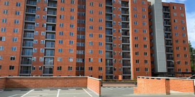 Se vende apartamento en Riovivo Menta, urbanizacion cerrada, consta de: sala comedor, cocina integral, zona de ropas, 2 habitaciones, 2 banos, uno social y el otro en habitacion principal, estudio, balcon, closet. Red de gas, calentador, biblioteca. parqueadro y util