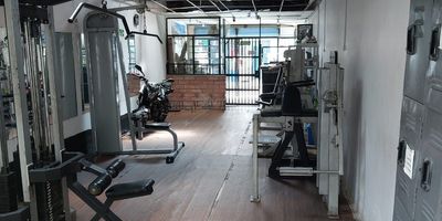 Se vende local en el centro de Rionegro, estrato 3, Construccion vieja. 2 banos, Lote de 209 m, Construidos 355 m, en tres niveles. Primer nivel: Gimnasio, con area de 210 m
Segundo nivel: Gimnasio, con area de 85 m
Tercer nivel: Apartamento, con 2 habitaciones, bano, sala-comedor, cocina, zona de ropas. 60 m