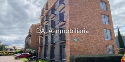 DALA Inmobiliaria te presenta esta oficina en venta en Chía - Cundinamarca, con una hermosa vista y baño privado. Disfruta de comodidad y seguridad con un parqueadero descubierto y vigilancia 24 horas. Además, el edificio ofrece amenidades como recepción, sala de espera, dos salas de conferencias, baños sociales, todo esto, en una ubicación privilegiada frente a vía principal y con fácil acceso al transporte público.

No pierdas esta oportunidad, contáctanos hoy mismo, Cod. 1811 L...
