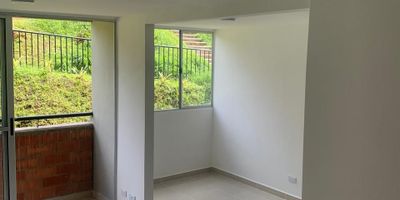 Apartamento en Venta, Rionegro. Urbanizacion Alegria. 52 m, Estrato 4, Este acogedor apartamento de 52 m, ubicado en el primer piso, ofrece una vista interior y cuenta con acceso mediante ascensor. Distribucion:  2 habitaciones, incluyendo una habitacion principal con bano privado y vestidor,  2 banos, * Sala-comedor,  Estudio,  Cocina integral,  Zona de lavanderia,  Sauna y Turco,  Piscina, Zona de juegos infantil y zona para mascotas, El apartamento presenta un elegante piso ceramico en todas sus areas, Caracteristicas del Conjunto: Vigilancia privada 24/7.