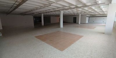 Bodega segundo piso Ubicada en el municipio de Rioengro, sector la galeria
Area 740mt2
posibilidad de energia trifasica segun la necesidad
Valor canon 32.560.000 +IVA 