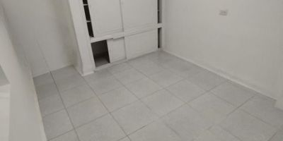 local Comercial para la venta en sector estrategico del porvenir.
casa de 70.2 mts de primer nivel, ubicada en la primera etapa del porvenir, consta de 
1 bano completo (solo le falta la salida del tubo de agua y los pomos de la ducha.)
bano social sin ducha, 
cocineta, 
1 closet, 
zona de ropas, 
