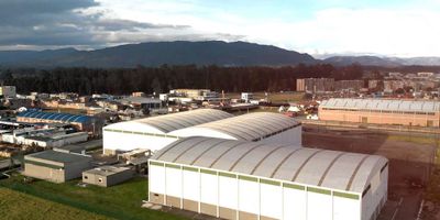 En parque industrial, con excelentes vías de acceso, múltiples puertas de acceso, sin columnas intermedias, altura a cumbrera de 15 mts, el techo fue diseñado para aprovechar la luz natural, el piso con terminado en cuarzo y resistencia 6 PSI, subestación de 300 KVA (para todo el parque), tanque de reserva de agua, PTAR, puerta de acceso para mulas con carril de desaceleración. Son tres naves de igual  tamaño, unidas entre,  (sí requiere menos  área se puede revisar); adicional cuenta con una  bodega  de 520 mts en dos niveles  que se pueden utilizar para oficinas, cafetería, baños,  casa de fuerza y un lote o zona de patios de maniobras con material fresado y construcción de bodegas a la medida para ampliarse dentro del parque. Es ideal para empresas de logística centros de almacenamiento y distribución, empresas manufactureras e industriales de alto impacto (condicionado).