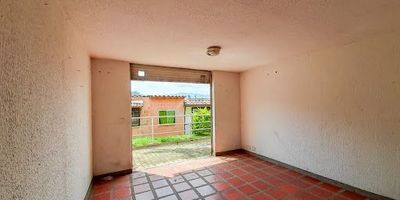 Local comercial en arriendo o venta ubicado en San Antonio de Prado, con un área de 19 m, baño y una puerta persiana. Ideal para tiendas, supermercados, spa, barberías, etc., ya que se encuentra en una unidad cerrada con portería 24 horas. Está situado en una zona residencial tranquila, sobre la vía principal vieja a San Antonio de Prado, cerca de colegios, supermercados y tiendas. Cuenta con buena ruta de transporte público e integrados del metro SoloBus.