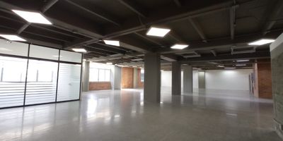 Amplio local en arriendo en Medellín, ubicado en el reconocido barrio NOEL, Antioquia. Este inmueble comercial de 389 m² ofrece amplios espacios ideales para su negocio. Cuenta con 4 baños y 6 parqueaderos, una gran ventaja en una zona de alto flujo. Su ubicación estratégica facilita el acceso y garantiza visibilidad, estando en una zona muy comercial. Además, dispone de vigilancia para mayor seguridad. Aproveche esta oportunidad para establecer su empresa en un punto clave de Medellín. Para más detalles o para agendar una visita, contáctenos a través de WhatsApp, la opción Quiero que me contacten o consultando nuestros teléfonos.