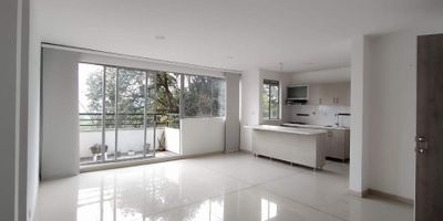 Te ofrecemos apartamento en arriendo o venta en el sector de Belén la mota con un área aproximada de 89mt2 con 2 habitaciones una de ellas con un estudio, 2 baños ,cocina integral, sala comedor, red de gas, zona de ropas, balcón, 2 parqueaderos y 1 cuarto útil.
unidad cerrada completa con cancha de squash, juegos infantiles, 2 piscinas etc.