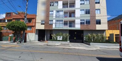 VENTA de hermoso apartamento dúplex de un área de 80.95M2, piso 4, en la primera planta se encuentra la sala comedor con balcón, cocina integral a gas con su zona de lavandería, 1 habitación, 1 baño y depósitos debajo de las escaleras, la segunda planta cuenta con 1 habitación, 1 baño y una amplia terraza privada. también cuenta con 1 parqueadero cubierto. el edificio cuenta con ascensor, terraza comunal, zona BBQ, rodadero infantil, salón social con baño y cocineta, ingreso sistematizado ya que no cuenta con vigilante. Cómodas vías de acceso como la KR 7, AV KR 9, CL 170 Y CLL 165,  colegios, biblioteca, canchas, supermercados, hospitales simón bolívar y cardio infantil ¡Contáctanos ahora para más información!