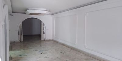 Presentamos a usted una espectacular casa unifamiliar Independiente en el barrio Capri con una excelente ubicación, el inmueble es mixto se puede dar uso como oficinas o consultorios o vivienda. La casa está distribuida así: En el Primer piso: Sala comedor amplia, 2 baños, cuarto u oficina, espacio para sala de TV, zona de oficios, garaje cubierto eléctrico para dos carros. Segundo piso: Alcoba principal grande con closet y baño con jacuzzi, cocina abierta tipo americano, 1 habitación con baño y closet y Sala de Star. Tercer Piso: Sala de TV super amplia que también se puede adecuar según la necesidad, 3 habitaciones con piso laminado en madera y baño de habitaciones; también encontramos una terraza cubierta. La casa tiene 8 cámaras de seguridad, antejardín con reja eléctrica.


Tiene hipoteca