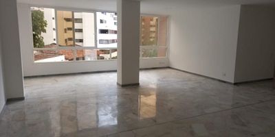 ¡Atención a todos los buscadores de hogar! Tenemos un apartamento increíble en Arriendo / Venta que no puedes dejar pasar. Con 3 habitaciones y 4 baños, este lugar es perfecto para ti y tu familia. Además, cuenta con 2 parqueaderos para que nunca tengas que preocuparte por encontrar estacionamiento. Con sus 161 metros cuadrados, tendrás espacio más que suficiente para vivir cómodamente.

El precio de arriendo es de 5,500,000 pesos, una oportunidad que no puedes dejar pasar. Si prefieres comprar, el precio de venta es de 850,000,000 pesos. ¡No encontrarás una oferta mejor en el mercado!

No pierdas más tiempo buscando, contáctanos ahora mismo y agenda una visita. Este apartamento es el hogar de tus sueños y estamos aquí para ayudarte a hacerlo realidad. ¡No dejes que alguien más se adelante, llámanos ahora!