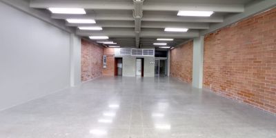 Excelente Local en arriendo en el barrio NOEL, Medellín, Antioquia. Este espacio comercial de 130 m² ofrece dos baños y dos parqueaderos, ideal para su negocio. Cuenta con vigilancia, garantizando un ambiente seguro. Su ubicación estratégica proporciona fácil acceso y se encuentra en una zona muy comercial de Medellín, con amplios espacios que se adaptan a diversas actividades. Con 20 años de antigüedad, este local mantiene una buena condición para su uso. El canon de arriendo es de $9.700.000. Es una oportunidad para establecer su empresa en un punto clave. Le invitamos a conocer más detalles: puede contactarnos por WhatsApp o ver los teléfonos disponibles.