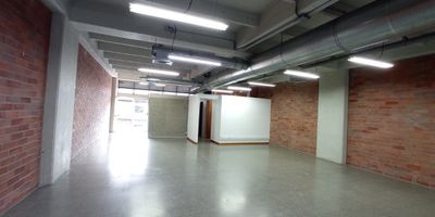 Local comercial disponible para arriendo en el barrio Shellmar, Medellín, Antioquia. Este inmueble de 196 m² ofrece amplios espacios y cuenta con 2 baños, además de 3 parqueaderos, lo que facilita el acceso. La propiedad incluye vigilancia, brindando muy buena seguridad para su negocio. Canon de arriendo: $14,550,000. Una oportunidad para establecerse en una zona con excelente conectividad. Para más información o para agendar una visita, puede contactarnos vía WhatsApp, quiero que me contacten o ver teléfonos.