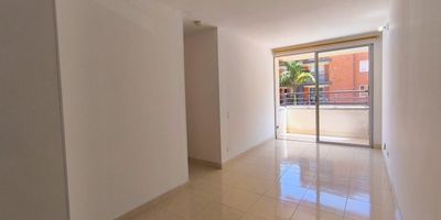 Venta apartamento  Barrio Bochalema, 2 piso con ascensor, parqueadero comunitario, área construida 62,34 m2, 3 habitaciones con closet ,2 baños., sala comedor, balcón. El conjunto cuenta con salón comunal, piscinas, zonas de niños, zonas verdes vigilancia 24 horas, portería. Cerca de parques, avenida principal, supermercados, colegios, universidades del sur y sistema de transporte.
