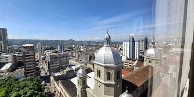 Apartamento en Venta en el Centro de Pereira. Cuenta con un área de 208m2, 4 habitaciones, 4 baños, 2 parqueaderos cubiertos, Cocina Integral, Sala-Comedor, Gas Domiciliario, Calentador a Gas, Zona de Ropas, Habitación del Servicio, Cuarto Útil, Estudio, Ascensor, Vigilancia, Parqueadero Visitantes, Planta Eléctrica.