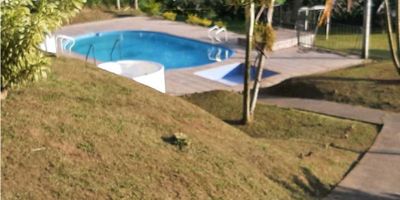 ¡Bienvenido a tu nuevo hogar en Chinchina, Caldas! Este increíble lote de 665 M2 te está esperando para que construyas la casa de tus sueños. Con una amplia área de terreno y construida de 665 M2, tendrás espacio más que suficiente para crear un espacio acogedor para ti y tu familia. La ubicación privilegiada y las características excepcionales de este terreno lo convierten en una oportunidad única en el mercado inmobiliario de Chinchina.

Esta impresionante propiedad no solo ofrece un amplio espacio, también cuenta con características internas que harán que tu vida sea más cómoda y placentera. Si eres amante de las mascotas, esta propiedad es perfecta para ti, ya que admite mascotas. Además, tendrás acceso a agua de excelente calidad y podrás disfrutar de todas las comodidades en un entorno natural gracias a su ubicación adosada.

Si eso no es suficiente, esta propiedad también cuenta con características externas que te harán sentir como si vivieras en un oasis. Con acceso pavimentado, podrás ingresar y salir de tu hogar sin ningún problema. Además, tendrás la oportunidad de cultivar tus propios alimentos con los árboles frutales que se encuentran en la propiedad, lo que te permitirá llevar un estilo de vida saludable.

Además de ofrecerte tranquilidad y privacidad, esta propiedad también te brinda la posibilidad de socializar y entretener a tus invitados con la increíble área social y los atractivos turísticos cercanos. Si eres amante de la naturaleza, podrás disfrutar de la belleza de los bosques nativos y las montañas, que rodean esta propiedad.

Y para garantizar tu seguridad y la de tu familia, esta urbanización cerrada cuenta con circuito cerrado de televisión, vigilancia 24/7 y una garita de entrada, para que puedas vivir sin preocupaciones. Además, podrás llevar un estilo de vida activo gracias a las zonas deportivas, como la cancha de fútbol, y las áreas verdes que te invitan a disfrutar de actividades al aire libre