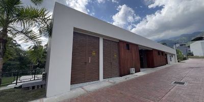 Casa en venta en Ibagué, Tolima, ubicada en el sector de Bijao, barrio CR Cerro Azul del Vergel. Esta propiedad de 3 pisos, con 260 m² construidos y 98 m² privados, cuenta con 4 habitaciones y 4 baños, ofreciendo espacio y confort para la vida familiar. Dispone de 2 parqueaderos y tiene solo un año de antigüedad, destacando sus acabados contemporáneos. El conjunto residencial brinda vigilancia, proporcionando un entorno seguro. Precio de venta: $1,100,000,000. Para más información o para agendar una visita, contáctenos vía WhatsApp, a través de la opción quiero que me contacten o consultando nuestros teléfonos disponibles.