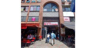 ?️Excelente oportunidad para tu negocio! local en el centro de Medellín?️


?Entorno:


 Ubicado cerca de la Iglesia Nuestra Señora de la Candelaria y edificio  Colteger .
 A media cuadra de la estación parque berrio y todo el sistema de transporte público.
 Salida hacia parque berrio y hacia Junín


?Características:


 Área: 20 mts aprox
 Piso: 2
 Estado: Usado


Descripción barrio


 ?Barrio la Candelaria parte central de Medellín
 ?Baños comunes
 ⛲Recreación:  Parques y locales comerciales cercanos.


Este local se encuentra en un sector de gran afluencia de público versatíl donde podrás promocionar tus productos, ideal para almacen, productos de servicios, oficinas, efecty, entre otros

 
