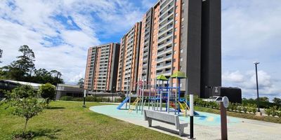 Apartamento con excelente ubicación de 67 mt2, con hermosa vista, acabados modernos, 2 habitaciones la principal con vestier y la auxiliar con closet, 2 baños, salacomedor, estudio, cocina integral, zona de ropas, balcón, parqueadero y cuarto útil.
Unidad cerrada con portería 24 horas, la unidad cuenta con gimnasio, salón social, juegos infantiles, cancha polideportiva, piscina.