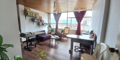Si amas la energía de la ciudad y disfrutar de todo a pocos pasos, este apartamento en el centro de Pereira es perfecto para ti. Una oportunidad única de vivir en pleno movimiento urbano sin renunciar a la comodidad y funcionalidad que mereces. Espacios bien distribuidos y con excelente iluminación natural, ideales para quienes buscan practicidad sin perder estilo. Ubicado en una zona estratégica para disfrutar de la vida cultural, comercial y social que solo el centro de Pereira puede ofrecer.
