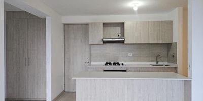 Apartamento con excelente ubicación de 67 mt2, con hermosa vista, acabados modernos, 2 habitaciones la principal con vestier y la auxiliar con closet, 2 baños, salacomedor, estudio, cocina integral, zona de ropas, balcón, parqueadero y cuarto útil.
Unidad cerrada con portería 24 horas, la unidad cuenta con gimnasio, salón social, juegos infantiles, cancha polideportiva, piscina.