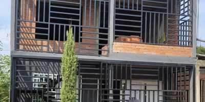 Hermosa Casa En Urbanización Llano Grande Jamundí.
Con Garaje y escaleras externas para el segundo piso.
3 habitaciones con espacio para closet, 1 baños social, Sala comedor amplia y cocina tipo moderna.
Antejardin cubierto con rejas de seguridad
