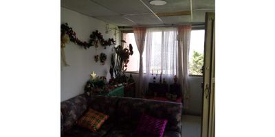 ? ¡Casa con Renta en Venta en Malhabar, Manizales!

Invierte en esta amplia casa de 3 niveles ubicada en el barrio Malhabar, ideal para generar ingresos adicionales o para vivienda multifamiliar.

? Espacios Generosos:


 Primer y segundo nivel: Cada uno cuenta con 3 habitaciones, sala-comedor, 1 baño completo, cocina y zona de ropas.
 Tercer nivel: Ofrece 2 habitaciones, sala, cocina y zona de ropas.


? Características Principales:
Con 174 m² de área privada en un terreno de 62 m², esta vivienda multifamiliar ofrece espacios reformados, con clósets, baño auxiliar, calentador, y acabados en suelo de cerámica/mármol.

? Entorno y Ubicación:
Situada en una zona residencial con acceso pavimentado, cerca de colegios, universidades, centros médicos, parques y áreas verdes, brindando comodidad y calidad de vida.

? Ventajas Adicionales:
Admite mascotas, dispone de comedor auxiliar, servicios básicos (agua, electricidad, gas domiciliario), y una terraza ideal para disfrutar de momentos al aire libre.

? Inversión Ideal: Perfecta para quienes buscan una casa con renta en una ubicación estratégica y con excelente conectividad.

¡Haz realidad tu inversión en Malhabar! Contáctanos para más información o para agendar una visita. ?


