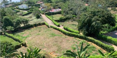 ? ¡Lote en Venta en Conjunto Cerrado en el Km 41, Manizales!

Haz realidad tus sueños de construir en este lote ubicado en un exclusivo conjunto cerrado, rodeado de naturaleza y tranquilidad.

? Espacio y Comodidad:
Con un área de 1,700 m², este lote te brinda un amplio espacio para materializar tus ideas, ya sea para una casa campestre, proyectos recreativos o simplemente disfrutar de la naturaleza.

? Características del Conjunto:


 Piscinas para adultos y niños.
 Zona BBQ y salón social, perfectos para compartir en familia o con amigos.
 Urbanización cerrada con portería y vigilancia, ofreciendo seguridad y privacidad.
 Pozo de agua natural y disponibilidad de servicios públicos como agua, electricidad y gas domiciliario.


? Entorno Natural:
Rodeado de bosque nativo, zonas verdes y áreas turísticas, este conjunto es ideal para quienes buscan un estilo de vida tranquilo en un ambiente campestre.

? Accesibilidad y Servicios:
Acceso pavimentado, parqueadero para visitantes, y cercanía a zonas recreativas como canchas de baloncesto y senderos.

? Oportunidad Única:
Un lote en un conjunto que combina naturaleza, seguridad y confort, perfecto para construir la casa de tus sueños o para una inversión con potencial turístico.

¡No pierdas esta oportunidad! Contáctanos para más información o para programar una visita. ?️


