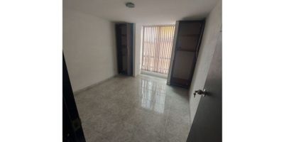 ? ¡Apartamento en Venta en Pinares del Río, Villamaría!

Descubre este encantador apartamento con acabados modernos y una ubicación privilegiada en un entorno tranquilo y familiar.

? Detalles del Espacio:


 Área privada: 64 m².
 Distribución funcional:
 
  3 habitaciones con clósets empotrados.
  1 baño completo con diseño práctico.
  Sala-comedor amplia y acogedora.
  Cocina integral totalmente equipada.
  Zona de lavandería.
 
 


? Características y Comodidades:


 Parqueadero descubierto y un práctico cuarto útil.
 Doble ventana que proporciona excelente iluminación y ventilación.
 Persianas instaladas en todo el apartamento, listas para usar.
 Suelo de cerámica/mármol que combina elegancia y durabilidad.


?‍♂️ Ubicación y Acceso:


 Situado en el 4° piso de una urbanización cerrada, segura y tranquila.
 Acceso pavimentado y cercano a transporte público.
 Cerca de parques, zonas urbanas y con fácil acceso a servicios esenciales.


? Ideal para vivir o invertir:
Este apartamento ofrece comodidad, seguridad y una ubicación estratégica en una zona residencial con excelente conectividad.

¡No dejes pasar esta oportunidad! Contáctanos hoy mismo para más información o agenda tu visita. ?


