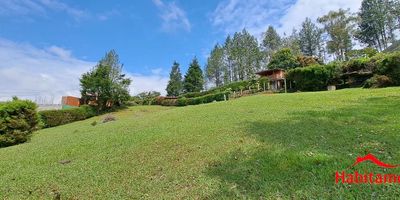 Esta hermosa finca se encuentra ubicada en Guarne, Antioquia. El terreno es de un área total de 7.268 M2 y con 114 M2, con 3 alcobas, 2 baños y 3 garajes. Esta propiedad ofrece una vista panorámica, una zona de lavandería interna.
Las características externas incluyen un acceso pavimentado, arboles frutales, una área social, bosque nativo, jardín, montaña, un patio con una hermosa vista, transporte publico cercano, zona campestre, zona residencial y zonas verdes.

Esta finca es el lugar ideal para aquellos que disfrutan de la tranquilidad y belleza de la naturaleza combinado con la comodidad ubicada en un hermoso lugar. Esta propiedad dispone de todas sus necesidades para entretenerse, anidar y pasar tiempo con familiares.&nbsp;La vereda está a&nbsp;13 minutos de la autopista, caminado y a 5 minutos en carro.