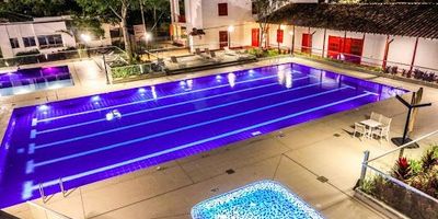 Este hermoso y fresco apartamento está ubicado en el piso 25 de Hacienda Niquia, con una vista hacia el interior de la unidad, disfrutando de las zonas comunes e ideal para las familias donde, desde tu hogar puedes cuidar a tus niños mientras estos disfrutan. El apartamento cuenta con 1 alcoba principal con vestier y baño, 2 alcobas auxiliares con su respectivo closet, baño social, salón comedor, balcón, cocina y zona de ropas.  Esta completamente terminado y esperando para que tú lo habites. Así mismo cuentas con parqueadero y cuarto útil.