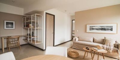 Ven y estrena tu apartamento en una de las zonas con mayor valorización y servicios, en donde la calidad de vida está garantizada. Disfruta tus días con más de 15 zonas comunes como piscinas, gimnasio, salones de esparcimiento y diversión, zonas deportivas, oratorio, zona BBQ y una joya arquitectónica y patrimonial como lo es la Hacienda.  Así mismo, vivir en Hacienda Niquia es saber que   tienes la facilidad de estar a un paso del sistema integrado de Transporte, zonas comerciales y de equipamiento público.  Piso 20 con 3 alcobas familiares llenas de luz natural, 2 baños completos y cocina integral, parqueadero y cuarto útil.