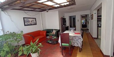 EN LA AMERICA SECTOR DANUBIO, TE OFRECEMOS ESTA CASA LOTE CON FRENTE DE 8M, 226 M2 DE TERRENO, A DOS CUADRAS DE LA AVENIDA SAN JUAN. A LA UNIDAD DEPORTIVA DE LA FLORESTA Y EL DANUBIO, ESTACIONES DEL METRO DE SANTA LUCIA Y SAN JAVIER, AL PARQUE DE LA FLORESTA. PERMITE CONSTRUCCIÓN DE 4 PISOS Y UN ÁREA CONSTRUIDA DE 475 M2.,  