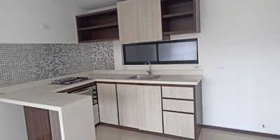 Encantador apartamento en sector privilegiado de sabaneta, el inmueble cuenta con una distribución de 80 metros cuadrados, 2 alcobas 2 baños, cocina integral con horno eléctrico, sala comedor, balcón, un parqueadero y cuarto útil,  Unidad completa todos los servicios, piscina de adultos y piscina infantil, parque infantil, gimnasio, sauna, turco y salón social, portería 24 horas, Excelentes vías de ingreso, esta ubicado cerca de mercados, restaurantes, cerca de la octava maravilla, ¡no pierdas la oportunidad de vivir en este maravilloso lugar!