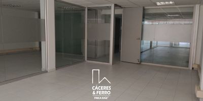 Oficina en renta de 300 metros cuadrados, está ubicada en el segundo piso de un edificio sobre la carrera 15, en una zona estratégica y de alto tránsito, el acceso se facilita a través de escaleras, ubicadas en la entrada principal del edificio. Él diseño interior es amplio y luminoso, con una distribución abierta que permite aprovechar al máximo el espacio con 8 espacios de oficinas, sala de juntas, baterías de baño. El suelo es de cerámica de tono claro, mientras que las paredes son de color blanco con detalles en gris suave, lo que le otorga un aire moderno y profesional. La oficina está dividida en varias áreas funcionales, incluyendo zonas de trabajo colaborativo, despachos privados, y un salón principal ideal para reuniones o conferencias. La gran cantidad de ventanas en el espacio, proporciona abundante luz natural, creando un ambiente agradable y bien ventilado. Desde las ventanas, se tiene una vista panorámica hacia la carrera 15, lo que proporciona una sensación de conexión Cod: 689