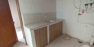 Se se vende hermosa casa, en villas del sol con sala comedor, 3 alcobas, 1 de ellas con closet, 1 baño, cocina sencilla con red de gas, patio, piso en cerámica, cuenta con buena iluminación y ventilación natural, cuenta con fácil acceso a rutas de transporte público y a rutas integradas metro, el sector es acogedor, cuenta con cercanía al Colegio Villas del Sol.